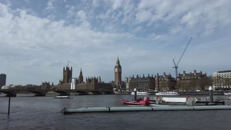 Blick-Auf-Den-Renovierten-Big-Ben-über-Die-Themse-Vom-Queens-Walk-An-Einem-Klaren-Tag-Am-12.-April-2022