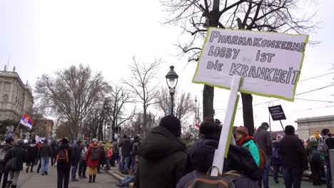 Cartel-Contra-Las-Grandes-Farmacéuticas-En-Las-Protestas-Contra-Las-Vacunas-En-Viena,-Austria