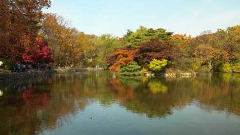 Horizonte-Del-Estanque-Chundangji-Con-Gente-Coreana-Haciendo-Turismo-Y-Caminando-Por-El-Lago,-Palacio-Changgyeonggung,-Seúl,-Corea-Del-Sur