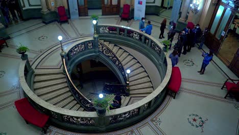 Estática-De-Mano-De-Las-Escaleras-En-El-Salón-De-La-Intendencia-De-Santiago,-Sede-Actual-De-La-Delegación-Presidencial,-Día-Del-Patrimonio