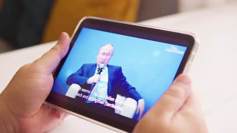 Den-Russischen-Präsidenten-Wladimir-Putin-In-Den-Nachrichten-Verfolgen-Und-Eine-Rede-Online-Auf-Dem-Tablet-Halten