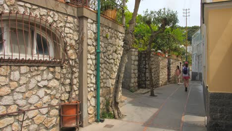 Turistas-Caminando-Por-Una-Calle-Estrecha-En-El-Centro-Histórico-De-La-Isla-De-Capri-En-Italia