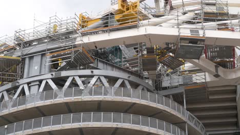 La-Toma-Panorámica-Del-Estadio-Santiago-Bernabeu-Del-Equipo-Español-De-Fútbol-Real-Madrid-Se-Ve-Bajo-Una-Drástica-Renovación-Y-Modernización,-Ya-Que-Contará-Con-Un-Nuevo-Techo-Retráctil