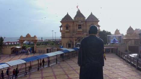 Toma-Aérea-De-La-Puerta-De-Entrada-De-Somnath-Mandir-De-Gujrat-Con-El-Mar-Arábigo-Al-Fondo