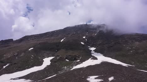 Toma-Aérea-De-ángulo-Bajo-De-La-Montaña-Cubierta-De-Nieve-De-Manali