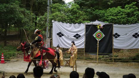 Exhibición-De-Doma-De-Yabusame-En-El-Santuario-Omi-Jingu-Antes-De-La-Exhibición-De-Tiro-Con-Arco