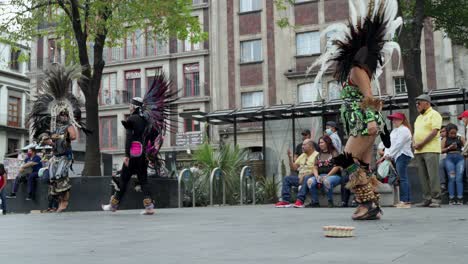 Grupo-De-Bailarines-Actuando-En-La-Calle-En-La-Procesión-De-Concheros-De-La-Magdalena-En-La-Ciudad-De-México