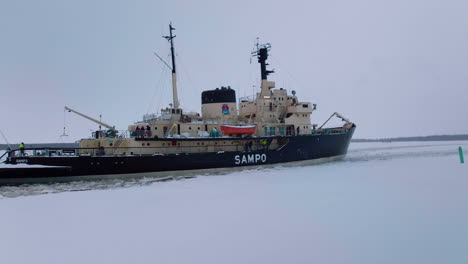 Vista-Aérea-Del-Barco-Rompehielos-Sampo-Con-Turistas-Navegando-En-Las-Aguas-Congeladas-Del-Golfo-De-Botnia