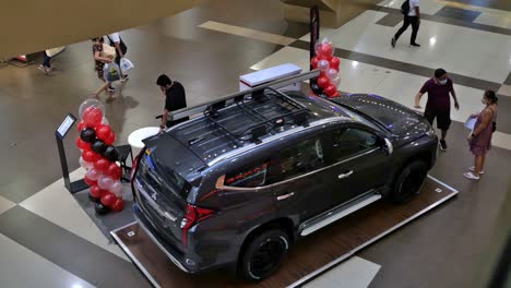 Ehemann-Verkauft-Seiner-Frau-Die-Idee,-Einen-Neuen-Suv-Bei-Einer-Autoausstellung-In-Einem-Cebu-City-Mall,-Philippinen,-Zu-Kaufen