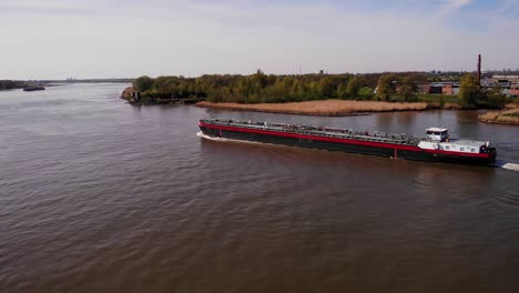 Lufthafenseitenansicht-Des-Motortankerschiffs-Da-Vinci,-Das-Entlang-Der-Oude-Maas-Navigiert