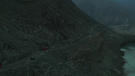 Conducción-De-Automóviles-En-La-Peligrosa-Carretera-De-Montaña-A-Los-Prados-De-Hadas,-Himalaya