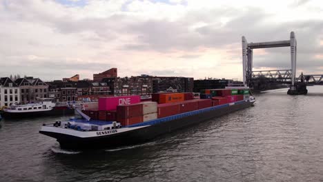 Vista-Lateral-Del-Puerto-Aéreo-Del-Buque-De-Carga-De-Sensaciones-A-Lo-Largo-De-Oude-Maas-Después-De-Pasar-Por-El-Puente-Ferroviario-Spoorbrug