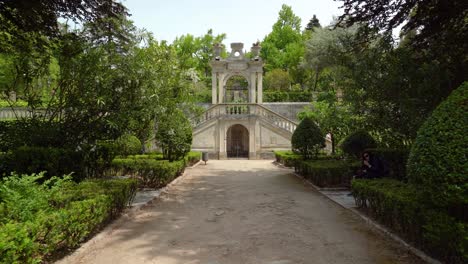 Gente-Bajando-Las-Escaleras-En-El-Jardín-Botánico-De-La-Universidad-De-Coimbra