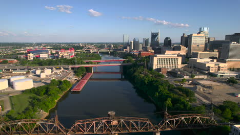 Vista-Aérea-Volando-Sobre-Los-Puentes-En-El-Río-Cumberland,-Hora-Dorada-En-Nashville,-Estados-Unidos