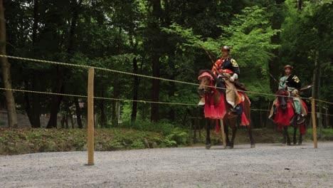 Traditionelles-Japanisches-Berittenes-Bogenschießen-In-4K-Am-Omi-Jingu-Schrein