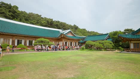 Viele-Menschen-Besuchen-Die-Präsidentenresidenz-Im-Blauen-Haus-Cheong-Wa-Dae