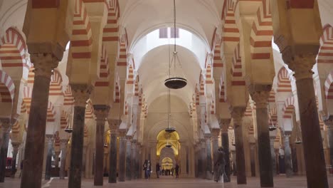 Statischer-Tiefwinkelschuss-Von-Touristen-In-Der-Großen-Moschee-Von-Cordoba-Während-Der-Covid-19-Pandemie