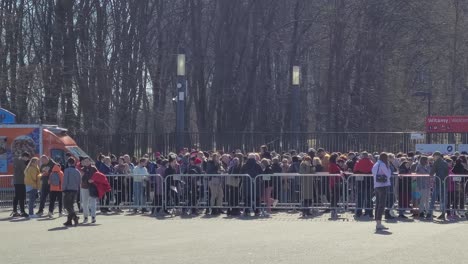 Enormes-Colas-De-Refugiados-De-Ucrania-Frente-Al-Estadio-Nacional-Pge-Narodowy-En-Varsovia,-Polonia