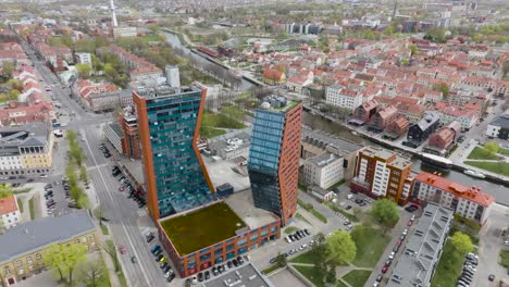 Luftaufnahme-Im-Stadtzentrum-Stehender-Wolkenkratzer-Buchstabe-Kd-Form