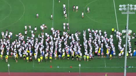 College-Studenten-üben-Tanzbewegungen-Und-Übungen-Auf-Dem-Fußballplatz-Der-Universität