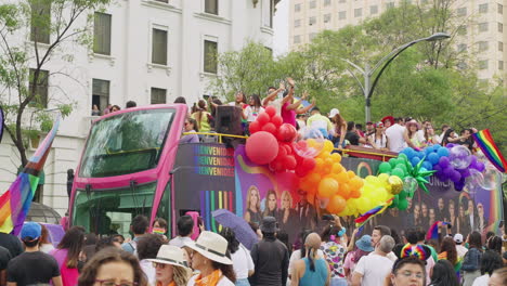 Autobús-Con-Globos-De-Colores-Del-Arco-Iris-Pasando-Por-Multitudes-A-Lo-Largo-Del-Desfile-Del-Orgullo-A-Lo-Largo-De-La-Avenida-Juárez-En-La-Ciudad-De-México