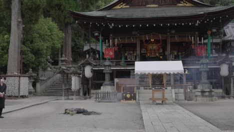 Santuario-De-Hachiman-De-La-Ciudad-De-Omihachiman-Preparándose-Para-El-Festival,-Sacerdotes-Quemando-Incienso