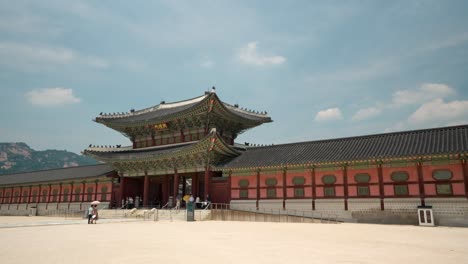 Vista-Lejana-De-Varias-Personas-Que-Ingresan-A-La-Puerta-Heungnyemun-En-El-Palacio-Gyeongbokgung,-Seúl,-Corea-Del-Sur