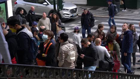 Gente-Haciendo-Cola-Para-Tener-Acceso-Al-Ascensor-De-Santa-Justa,-Lisboa