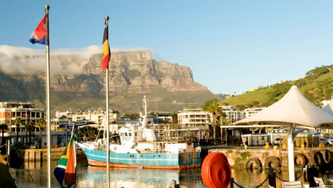 Fahnen-Flattern-Am-Yachthafen---V-Und-Eine-Uferpromenade-Mit-Blick-Auf-Den-Tafelberg