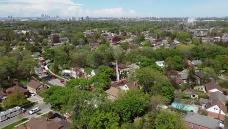 Dron-Empuja-El-Incendio-De-Una-Casa-En-Toronto,-Canadá