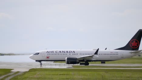 Un-Boeing-737-Max-De-Air-Canada-Rodando-Hacia-La-Pista,-Tiro-De-Seguimiento