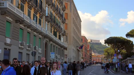 Schwenken-Sie-Die-Schöne-Straße-Mit-Vielen-Passanten-Und-Atemberaubender-Architektur-Mit-Certosa-E-Museo-Di-San-Martino-Im-Hintergrund-In-Neapel,-Italien