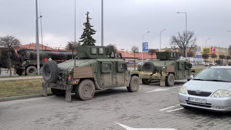 Kamerafahrt-Entlang-Des-Militärkonvois-In-Der-Przemysl-Straße,-Armee-Hummer-In-Der-Nähe-Der-Ukrainischen-Grenze-Geparkt