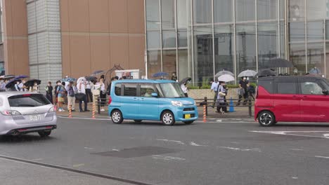 En-La-Mañana-Después-De-La-Muerte-Del-Ex-Primer-Ministro-Shinzo-Abe,-La-Gente-Se-Pone-De-Pie-Bajo-La-Lluvia-Para-Presentar-Sus-Respetos-Por-Su-Fallecimiento