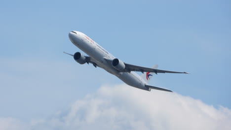 China-Eastern-Boeing-B777-Hebt-Wattebauschwolken-Ab