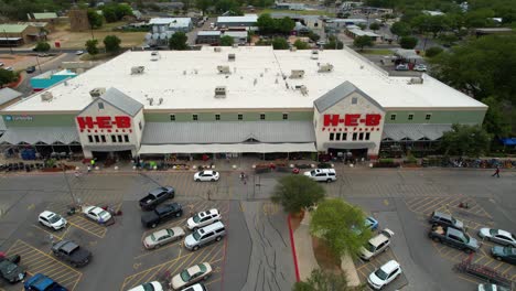 Imágenes-Aéreas-De-La-Tienda-Heb-Ubicada-En-407-S-Adams-St,-Fredericksburg,-Tx-78624