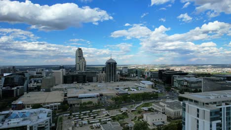 Horizonte-De-La-Ciudad-En-Sandton-Johannesburgo-Sudáfrica-En-Un-Día-Nublado,-Aéreo