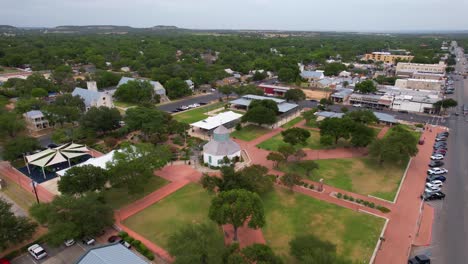 Luftaufnahmen-Der-Berühmten-Deutschen-Stadt-Fredericksburg-In-Texas