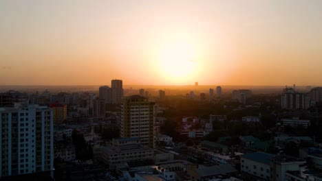 Dar-Es-Salaam---Tansania---16.-Juni-2022---Stadtbild-Von-Dar-Es-Salaam-Bei-Sonnenuntergang-Mit-Wohn--Und-Bürogebäuden