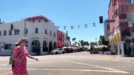 Letrero-De-Venice-Beach-Que-Cuelga-Sobre-La-Intersección-En-Windward-Avenue-Y-Pacific-Avenue