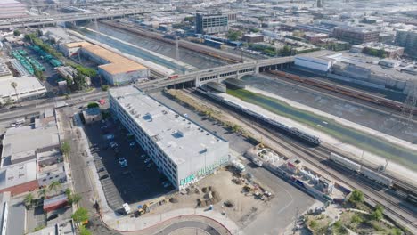 Disparo-De-Dron-Volando-Sobre-El-Ferrocarril-De-Los-Angeles-Mientras-El-Tren-Del-Metro-Avanza