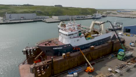 Eine-Luftaufnahme-Der-Fischtrawler-Liegt-Im-Trockendock-Und-Wird-In-Hanstholm-Repariert-Und-Lackiert