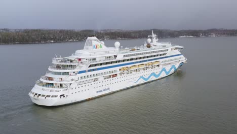 Das-Kreuzfahrtschiff-Aidavita-Fährt-Durch-Das-Schmale-Schärenfahrwasser-Im-Südwesten-Finnlands