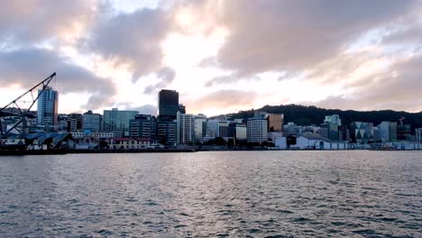 El-Horizonte-De-La-Capital-De-Wellington-De-Edificios-De-Oficinas-Frente-Al-Mar-Con-Una-Hermosa-Puesta-De-Sol-Sobre-El-Puerto,-Isla-Del-Norte,-Nueva-Zelanda-Aotearoa