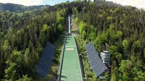 Nahaufnahme-Des-Großen-Krokiew-skisprungschanzenstadions-&quot;wielka-Krokiew&quot;-In-Den-Tatra-bergen-In-Der-Nähe-Von-Zakopane,-Einem-Ferienort-Mit-Traditioneller-Goral-architektur-In-Südpolen---4k-Glatt-Statisch