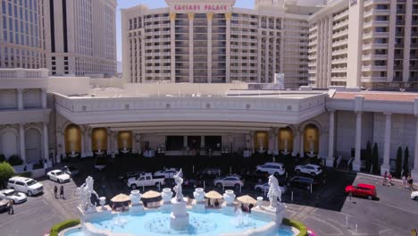 Drohne-Schoss-über-Caesars-Palace,-Um-Die-Skyline-Von-Las-Vegas,-Usa,-Zu-Enthüllen