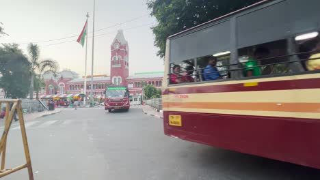 Busse-Mit-Menschen-Verlassen-Den-Indischen-Bahnhof|-Chennai,-Tamil-Nadu,-Indien