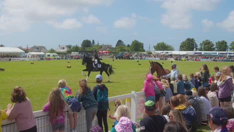 Die-Royal-Cornwall-Show-2022-Mit-Wunderschönen-Pferden-Aus-Spanien-Und-Portugal,-Die-Von-Zuschauern-Beobachtet-Werden