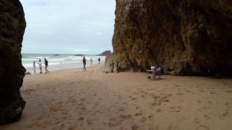 Joven-Portuguesa-Cosiendo-Ropa-En-La-Playa-Cerca-De-Gruta-Da-Adraga-En-Portugal-Cerca-Del-Océano-Atlántico