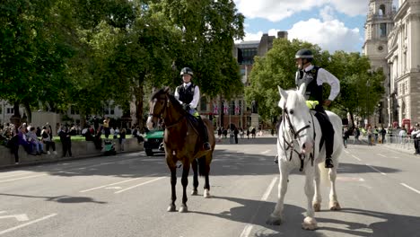 Un-Par-De-Policías-Metropolitanos-Montados-De-Pie-En-Una-Ronda-Cerrada-Alrededor-De-La-Plaza-Del-Parlamento-En-Westminster